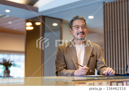 旅行するシニアの男性　撮影協力:伊東緑涌 136462318