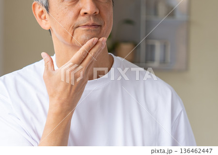 肌を気にする男性 136462447
