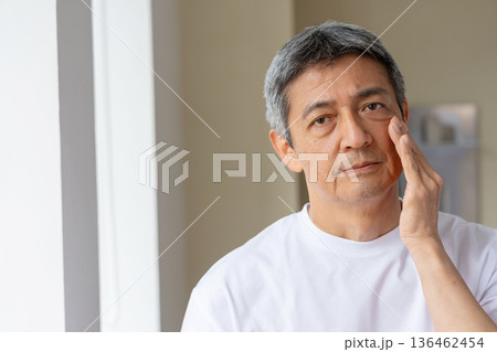 鏡を見て悩む中年男性 鏡を見て悩む中年男性 136462454