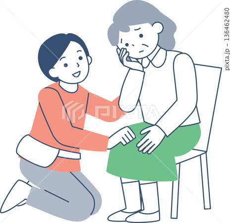 高齢女性の悩みに耳を傾ける若い女性 136462480