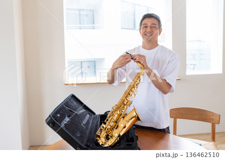 楽器を演奏するシニア男性 136462510