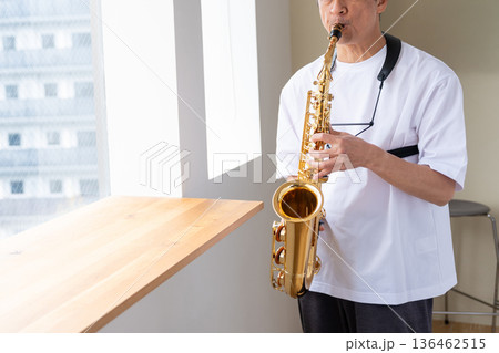 サックスを吹くシニア男性 136462515