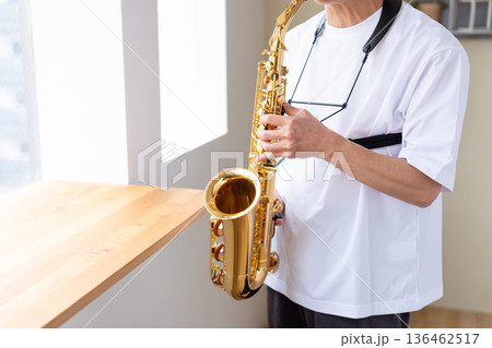 楽器を演奏するシニア男性 136462517