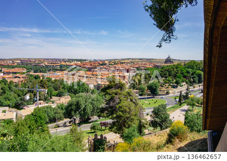 丘の上から撮影したスペイン  トレド街 136462657