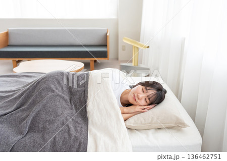 ベッドで眠る女性 136462751
