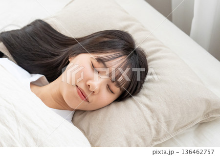 ベッドで眠る若い女性 ベッドで眠る若い女性 136462757