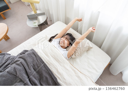 ベッドで伸びをする女性 ベッドで伸びをする女性 136462760
