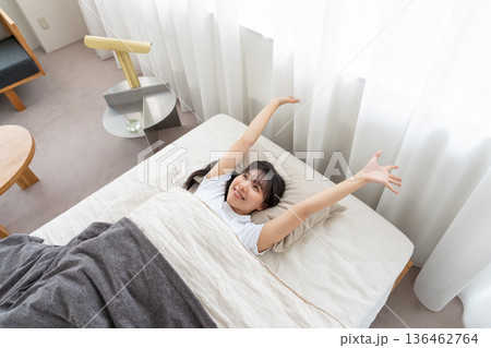 ベッドで伸びをする女性 ベッドで伸びをする女性 136462764