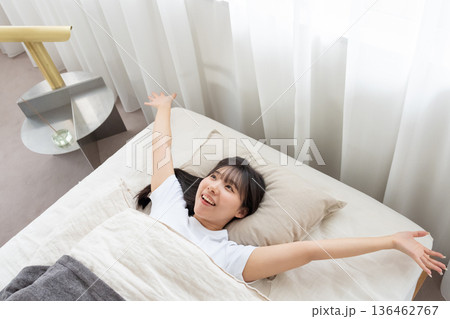 ベッドで伸びをする女性 ベッドで伸びをする女性 136462767