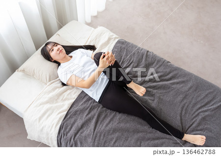 ベッドでストレッチをする女性 136462788