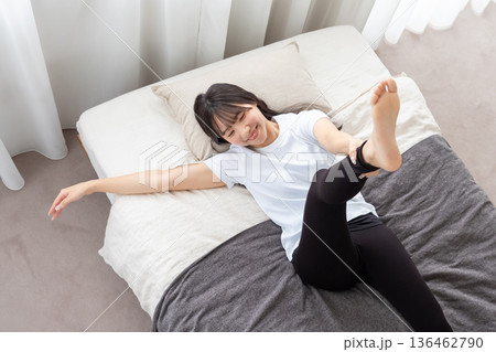 ベッドでストレッチをする女性 136462790