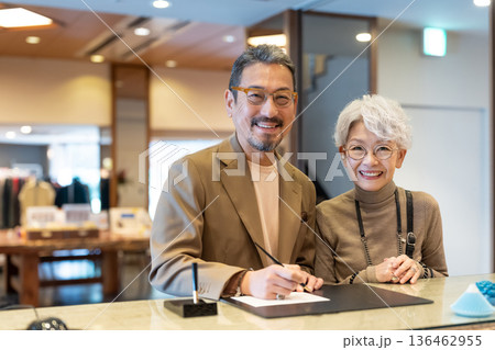 旅行するシニア夫婦　撮影協力:伊東緑涌 136462955