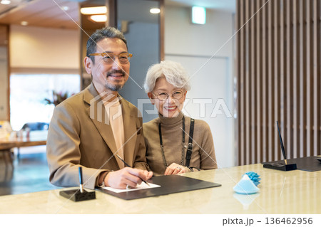 旅行するシニア夫婦　撮影協力:伊東緑涌 136462956