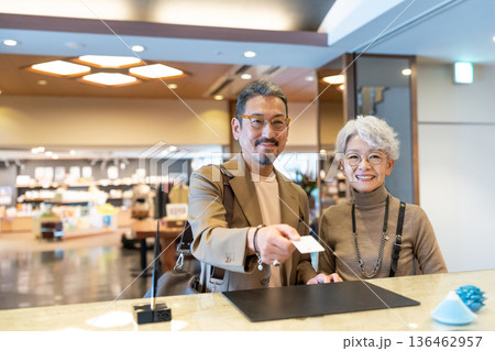 旅行するシニア夫婦　撮影協力:伊東緑涌 136462957