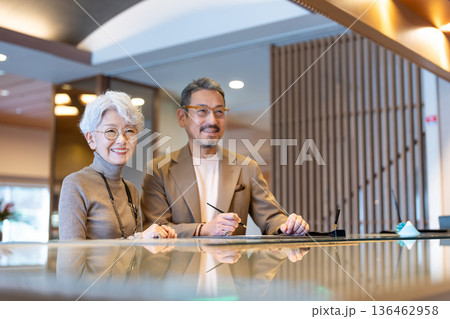 旅行するシニア夫婦　撮影協力:伊東緑涌 136462958
