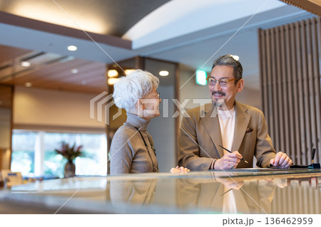 旅行するシニア夫婦　撮影協力:伊東緑涌 136462959