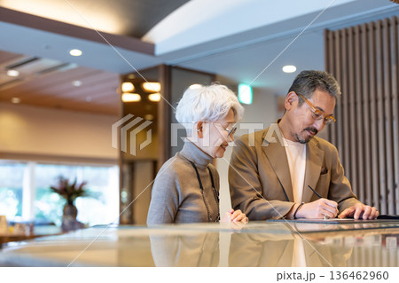 旅行するシニア夫婦　撮影協力:伊東緑涌 136462960