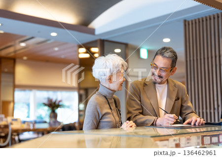 旅行するシニア夫婦　撮影協力:伊東緑涌 136462961