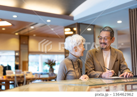 旅行するシニア夫婦　撮影協力:伊東緑涌 136462962