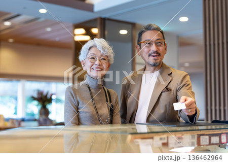 旅行するシニア夫婦　撮影協力:伊東緑涌 136462964