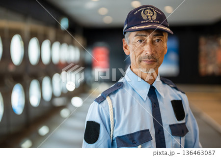 警備員　ガードマン　シニア男性 136463087