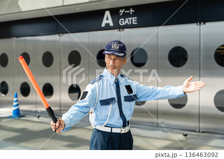 ガードマン　シニア男性　警備員 136463092