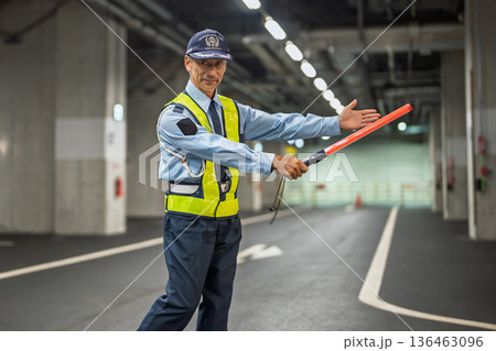 警備員　交通誘導員　シニアの男性 136463096