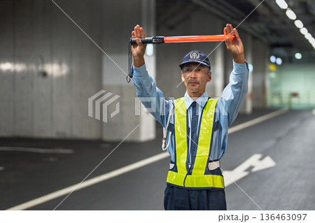 警備員　交通誘導員　シニアの男性 136463097