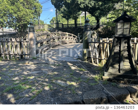 東京都の王子駅の近くの音無親水公園の古い橋と灯籠です。 136463203