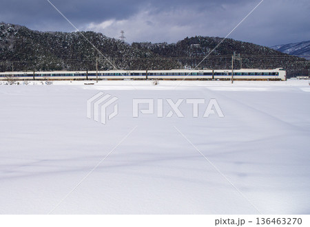 特急しらさぎ　雪原 136463270