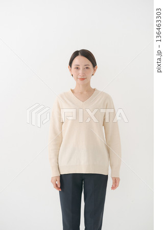 白いニットを着た女性 136463303