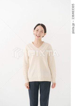 白いニットを着た女性 136463305
