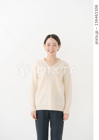 白いニットを着た女性 136463306