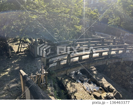 東京都の王子駅の近くの公園、音無親水公園の明るい光と虹が見える古い橋です。 136463377