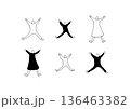 両手を広げてジャンプする人物のラフでゆるい手描きイラストセット 136463382