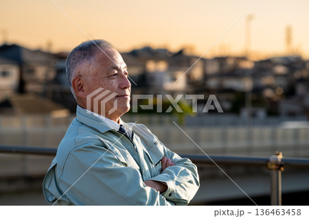 現場を支えるシニア 136463458