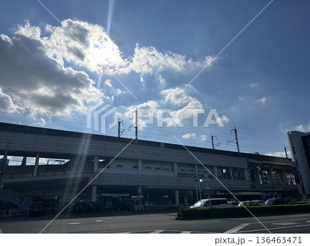 東京都北区の王子駅、9月の光がさす駅の駅舎です。 136463471