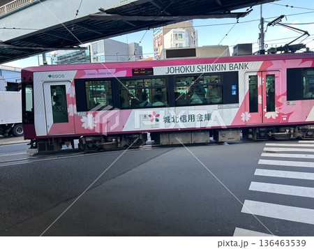 東京都北区の王子駅の近くを走る赤い色の路面電車です。 東京都北区の王子駅の近くを走る赤い色の路面電車です。 136463539