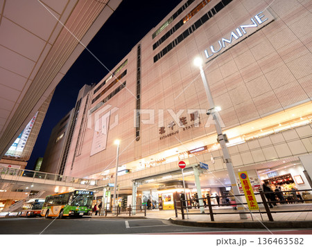 夜の北千住駅の駅舎とタクシー乗り場　東京都 136463582