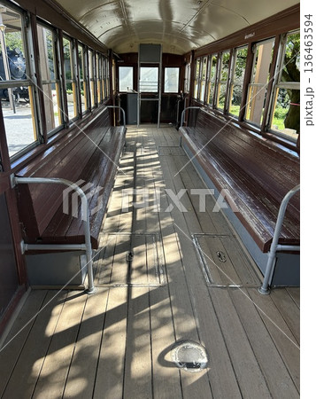 東京都北区の王子駅最寄りの王子飛鳥山にある都電6080の列車の内部です。 136463594