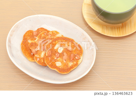 ピーナッツみそ煎餅と日本茶でティータイム ピーナッツみそ煎餅と日本茶でティータイム 136463623