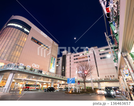 北千住駅西口の夜景と商業ビル 東京都 北千住駅西口の夜景と商業ビル 東京都 136463657