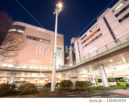 北千住駅西口の夜景と商業ビル　東京都 136463659