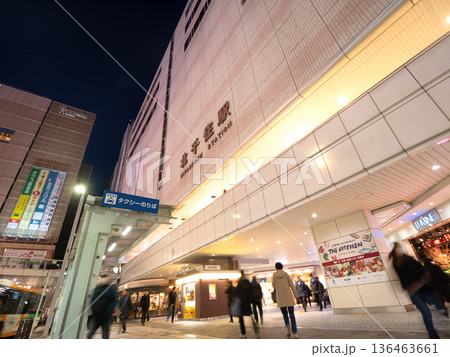 夜の北千住駅の駅舎とタクシー乗り場　東京都 136463661