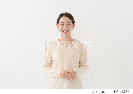 白いニットを着た女性 白いニットを着た女性 136463828