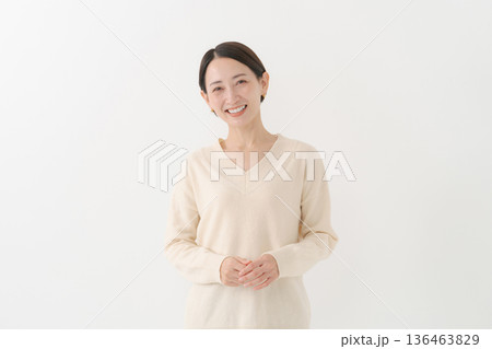 白いニットを着た女性 白いニットを着た女性 136463829