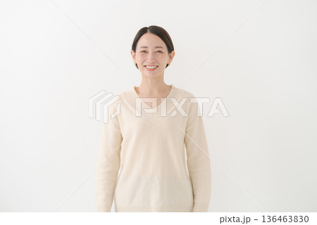 白いニットを着た女性 136463830
