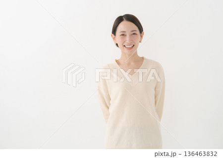 白いニットを着た女性 白いニットを着た女性 136463832