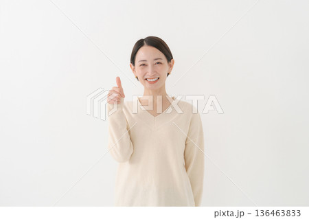 グッドポーズをする女性 グッドポーズをする女性 136463833