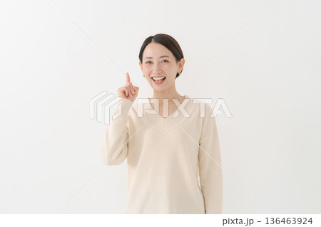 案内する女性 136463924